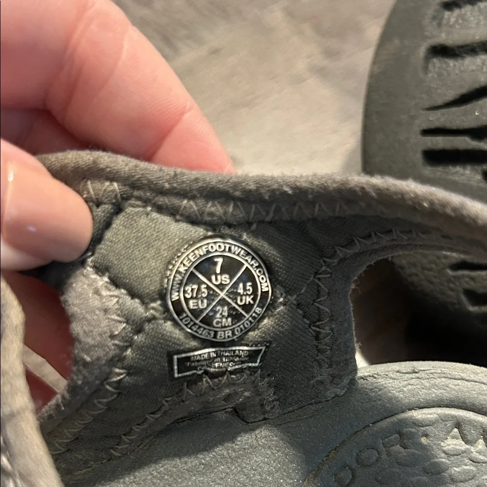 KEEN sz 7 Charcoal Grey Sandals - Picture 3 of 3